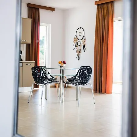 Modern Broumas - A Spacious Haven شقة *